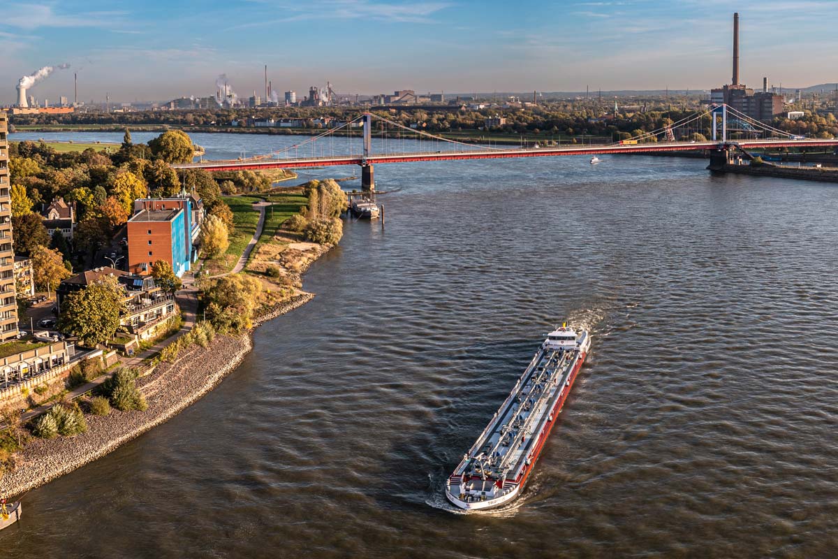 Schiff auf Binnenfluss
