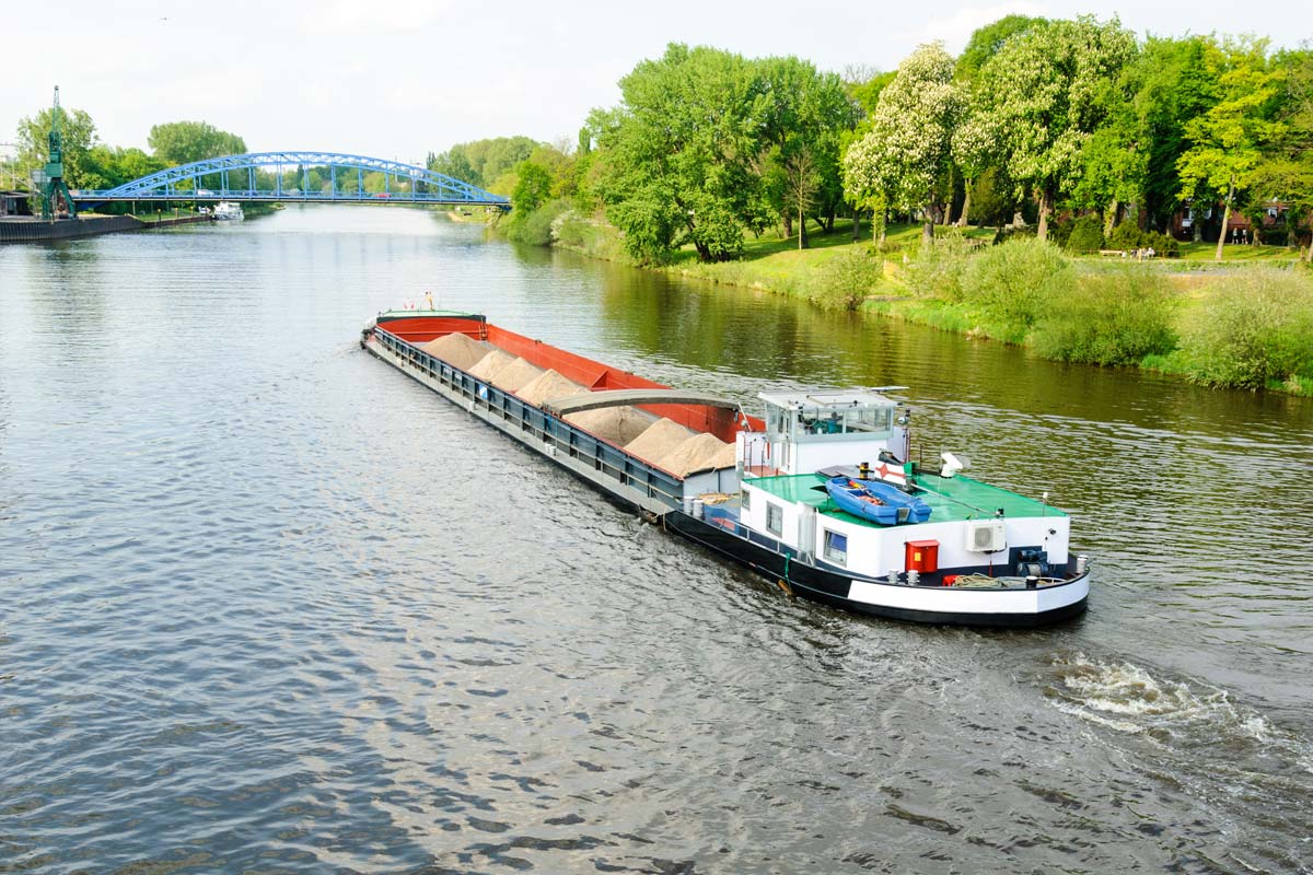 Schiff auf Kanal