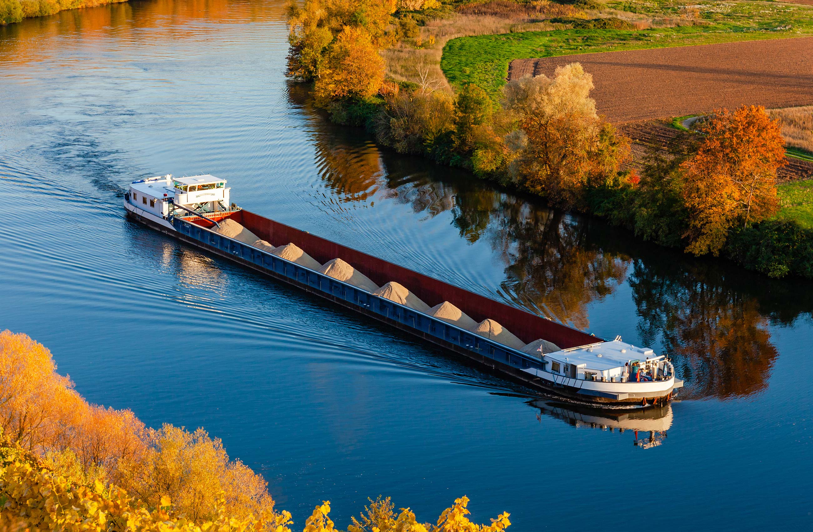 Schiff auf einem Binnenfluss